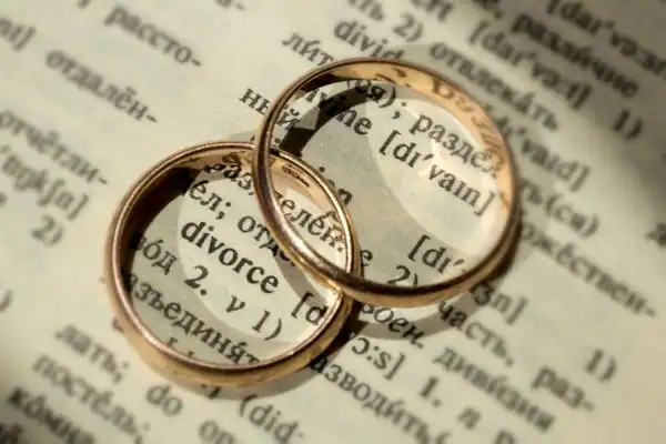 Image of rings removed before divorce mediation Gosport